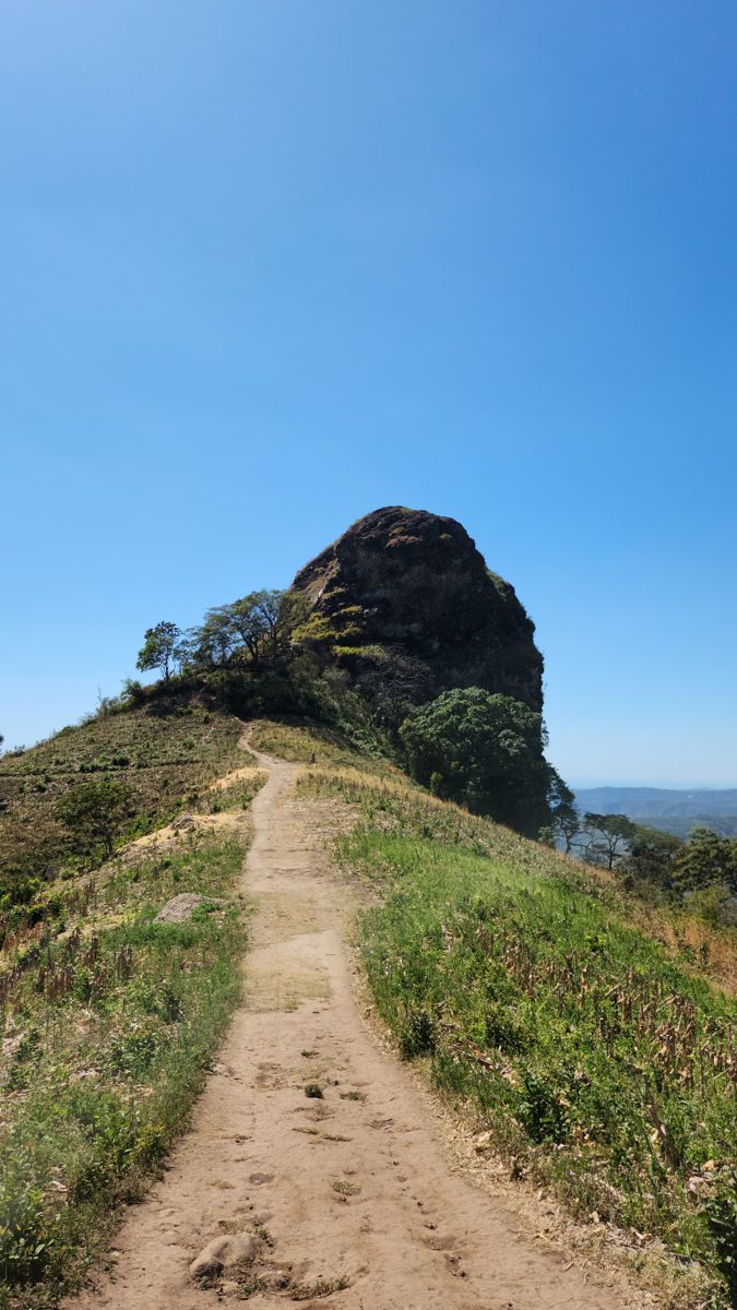 Peñón de Comasagua & El Zonte